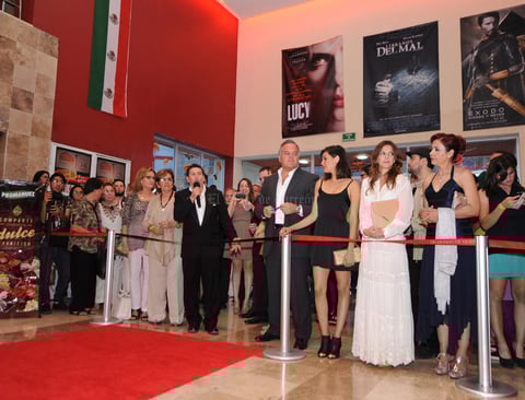 Al caer la noche tuvo lugar el evento más importante del día, la premiere de la película mexicana Entre sombras protagonizada por Raúl Méndez y Patricia Garza. La dirección corrió a cargo de Tony Wakeifeld.