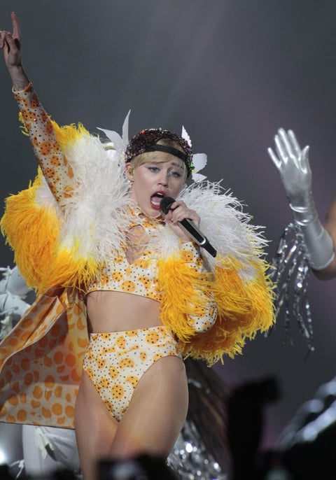 El repertorio de Miley dio inicio con el tema SMS (Bangerz) y luego un fan le aventó un vestido típico que la cantante no dudó en colocarse encima, demostrando así su cariño por México.