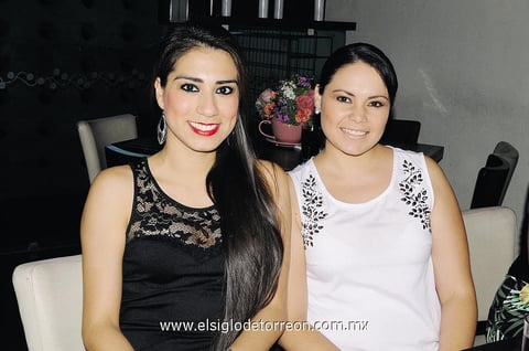 19092014 EN UNA DESPEDIDA DE SOLTERA.  Isolda Jiménez y Marina López estuvieron contentas durante todo el festejo.