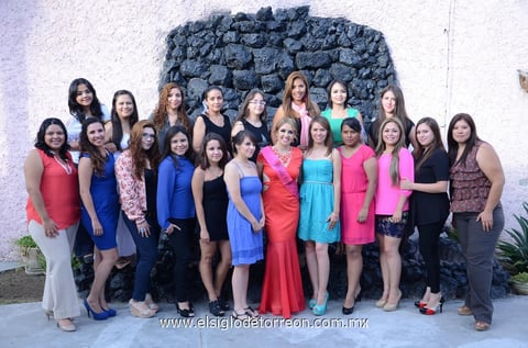 20092014 Amigas y familiares de la festejada llegaron a felicitarla y desearle lo mejor para su futura vida de casada.