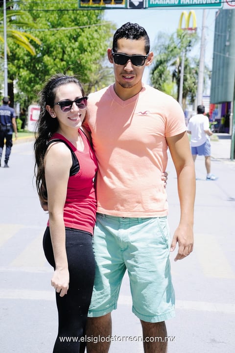 19092014 DE PASEO.  Miriam y Carlos.