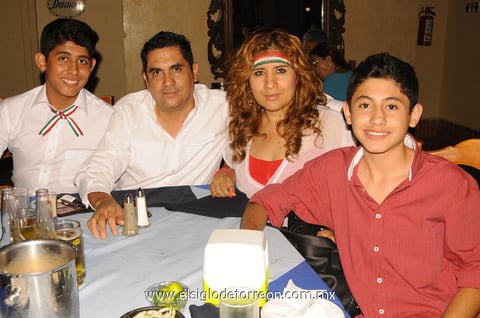 20092014 Dylan, Rodolfo Elizondo, Mary Requejo y Brad.