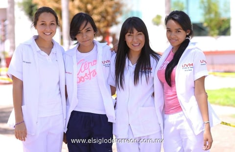 19092014 ENTRE CLASE Y CLASE.  Lidia, Mariana, Frida y Marifer.