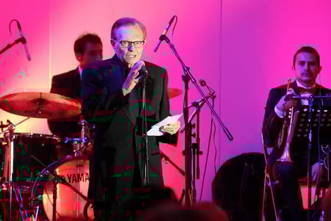 Larry King, quien fungió como maestro de ceremonias en esta velada, describió a Loren como "una estrella siempre joven".