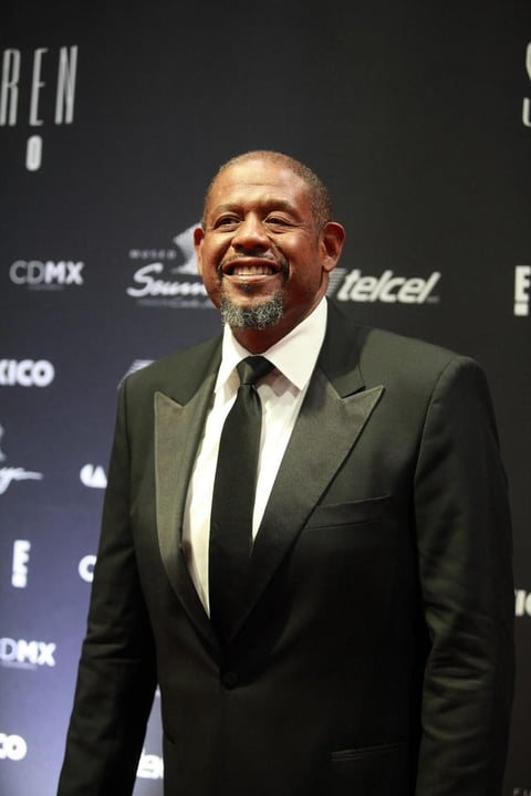 El actor Forest Whitaker, ganador de un Óscar, expreso escuetamente que "es maravillosa, es una estrella mundial", para proseguir su paso por la alfombra.