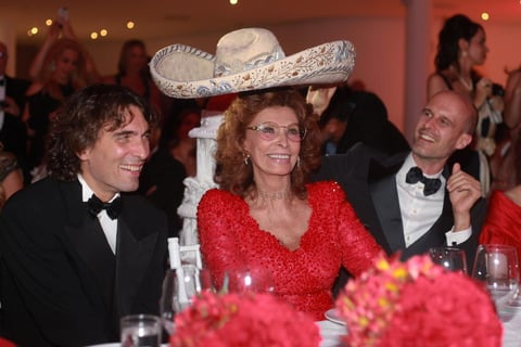 En compañía de grandes amigos como Andy García, Larry King, Jon Voight, Forest Whitaker, Miguel Bosé, Laura Pausini y Angélica María, la actriz Sophia Loren celebró en México su cumpleaños y aseguró que se lleva a los mexicanos en su corazón.