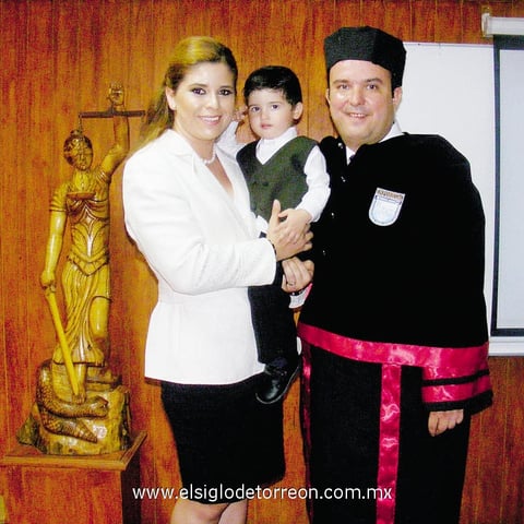 21092014 El homenajeado en compañía de su esposa, Alma Alejandra Barrón Padilla, y su hijo, el pequeño Jesús Alejandro Mendoza Barrón.