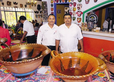 23092014 EN LA FERIA DEL MOLE Y EL MEZCAL.  Juan y Hugo.