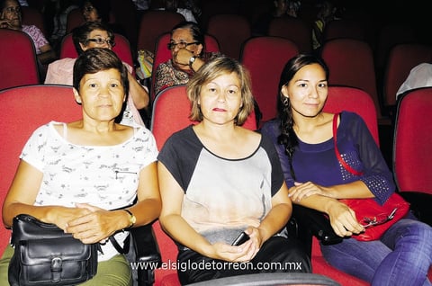 23092014 EN EL TEATRO.  Yolanda Torres, Leticia Torres y Pamela Romero.