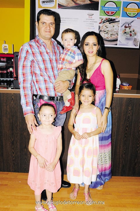 25092014 EN INAUGURACIÓN.  Jorge, Valeria, Regina, Renata y Óscar Hernández, acudieron a la apertura de restaurante.
