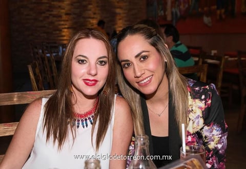 26092014 CELEBRANDO.  En su restaurante favorito, Sofía y Sofi.