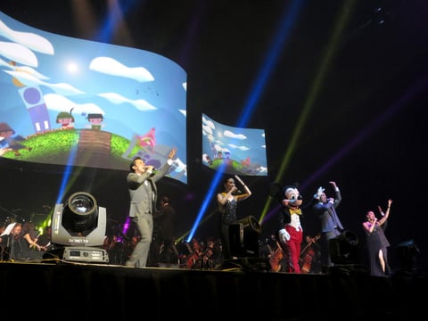La cereza del pastel fue la aparición de Mickey Mouse en el escenario, que muy elegante dirigió a la orquesta y bailó por todo el entarimado a ritmo de Que pequeño el mundo es y con un toque de pirotecnia, puso fin a una noche en la que quedó claro que cuando se trata de Disney, no importa la edad.