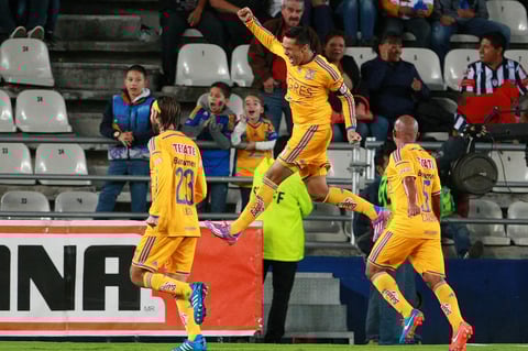 Juninho hizo el tercer gol para Tigres, que a la postre significó los tres puntos.