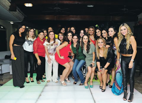 03102014 La festejada en compaÃ±Ã­a de algunas de las asistentes.