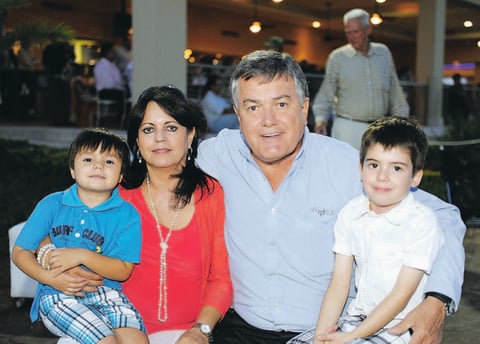 03102014 Martha, Antonio, Mauricio, Arturo, JuliÃ¡n y ToÃ±ito. RubÃ©n, Maribel, OthÃ³n y Gabriel. Vero y Sabrina.