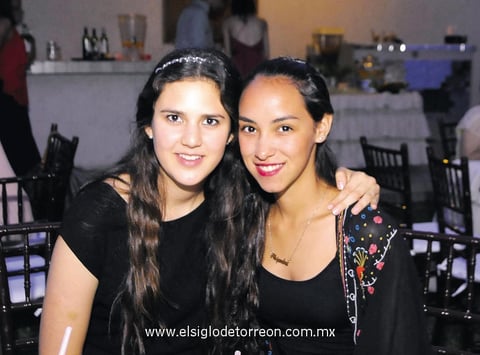 03102014 AMIGAS.  Paola y Ale.
