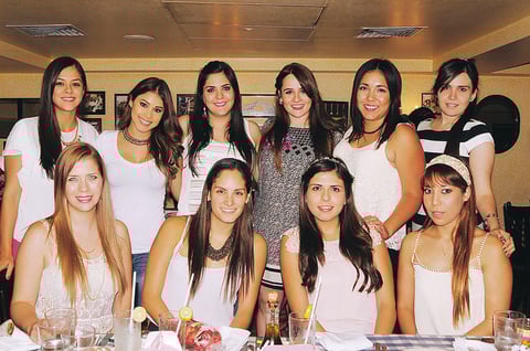Amigas de Samantha Carreón Prieto la acompañaron en conocido restaurante de la ciudad en un "baby shower" con motivo del nacimiento de su bebé.
