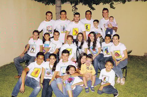 Acompañada por sus seres queridos, Dolores Názer Vda. de Torres celebró 85 años de vida con una original fiesta en la que los asistentes lucieron playeras con cartas de la lotería mexicana.