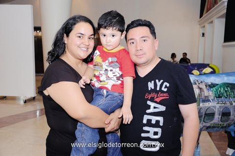 05102014 LA FOTO DEL RECUERDO.  Siomara, Abdi y Daniel.
