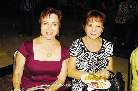 05102014 DISFRUTAN CENA.  Mirtala y Carmelita.