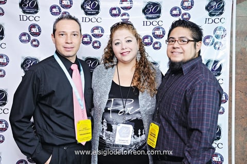 06102014 POSAN PARA LA FOTO.  Edgar, Marisela y Alejandro.
