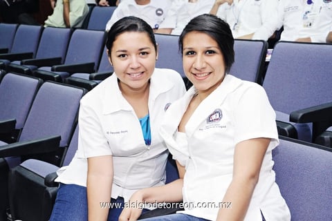 06102014 MUY CONTENTAS.  Fernanda y Flor.