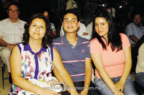 05102014 EN FAMILIA.  Patricia Cortés, Diego y Patricia Rodríguez.