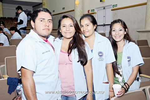 04102014 PRESENTES EN CONFERENCIA.  Miguel Ángel, Alice, Clara y Karla.