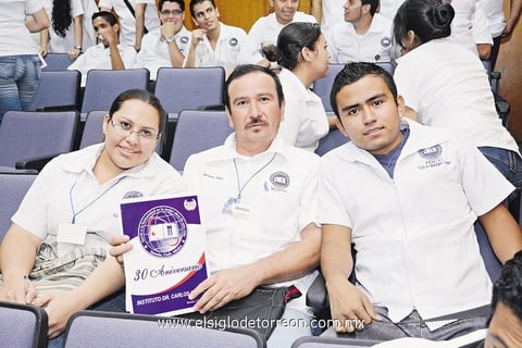 05102014 EN AMENA CHARLA.  Cynthia, Bernardo y Óscar.