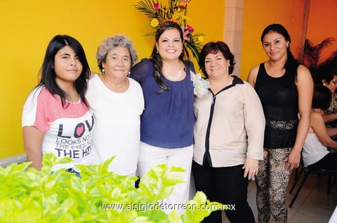 05102014 Élida Liliana Medina Morales en compañía de sus anfitrionas.