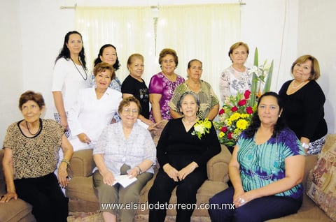 05102014 La festejada en compañía de sus hijas Esperanza y Doctora Irene.