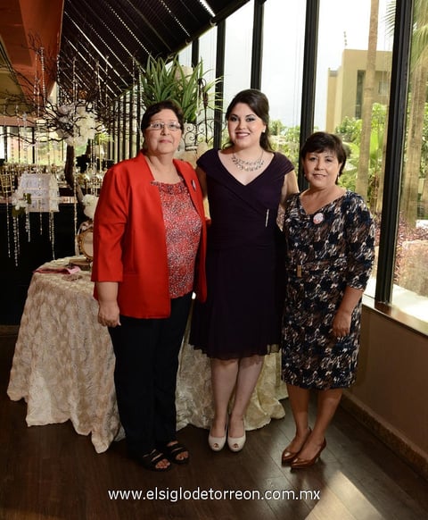 04102014 La futura novia con su mamá, Gabriela de Valdivieso, y su suegra, Cristina de Juárez.