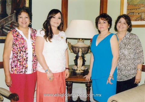 05102014 Coco H. Retana con su mesa directiva, Lety  Serrato, Vanely C. de De La Torre e Irma de Caldera.