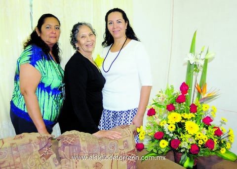 05102014 Acompañaron a la festejada en este emotivo acontecimiento: Dra. Irene, Paty, Chemela, Irma, Marichuy, Paty Hernández, Chely, Cuquita, Elva, Gloria, Aure y Esperanza.