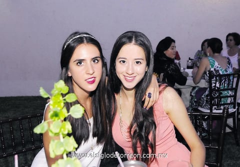 05102014 MUY GUAPAS.  Mary Carmen y Karla.