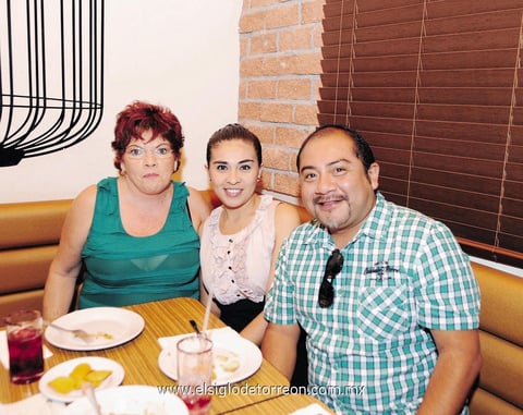 05102014 EN SU RESTAURANTE FAVORITO.  Blanca Palazuelos, Karime Salazar y Adolfo Tulum.