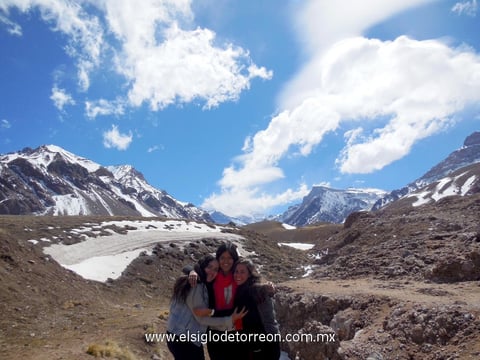 06102014 Listas para esquiar en el Valle Nevado, Chile.