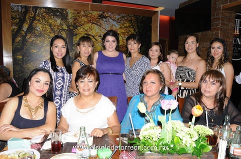 07102014 Amigas cercanas a Linette le desearon lo mejor para su nueva etapa de mamá