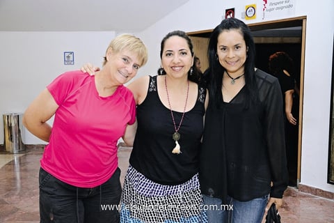 07102014 ASISTEN A CONFERENCIA.  Bárbara, Alejandra y Cristina.