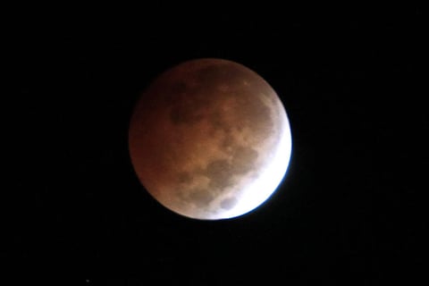 Sin embargo, la Luna no desaparece de la vista, sino que se tiñe de rojo, porque la atmósfera de la Tierra filtra la luz solar y deja pasar solo el rojo, que se proyecta sobre la Luna.