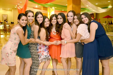 10102014 A UN PASO DEL ALTAR.  María Fernanda Luna Morales con sus amigas.