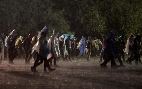 La fuerte lluvia provocó la suspensión momentánea de la actividades.