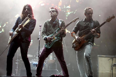 Tras una hora, la precipitación pluvial cesó e hizo que los presentes disfrutaran sin problemas las actuaciones de Weezer, una banda que deleitó al público con temas de toda su trayectoria en el escenario Doritos.