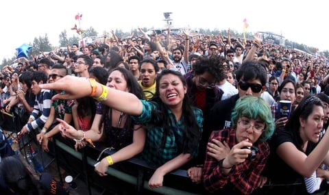 Después de más de 12 horas de música y la presentación de 30 bandas, así como la lluvia y tormenta eléctrica que amenazó el evento, la primera jornada de la quinta edición del Corona Capital concluyó en la madrugada con una asistencia de 85 mil personas, según datos de los organizadores.