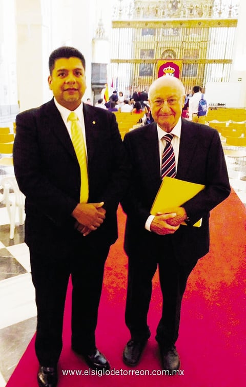 12102014 Dr. Juan Rafael Carrillo Ávila, al lado de su profesor, Robert Alexy, catedrático de la Universidad de Kiel, Alemania.