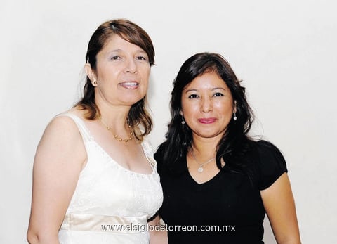 12102014 EN UNA DESPEDIDA DE SOLTERA.  Adriana y Aída.