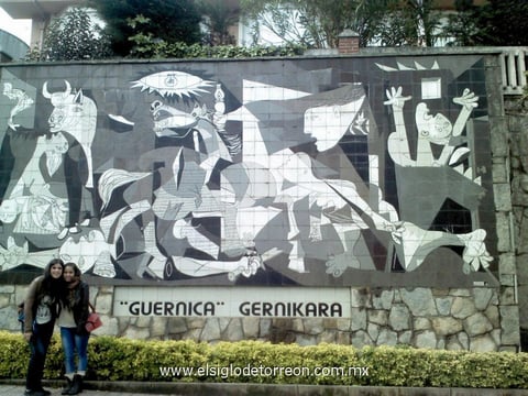 13102014 En el mural del 'Guernica' de Picasso.
