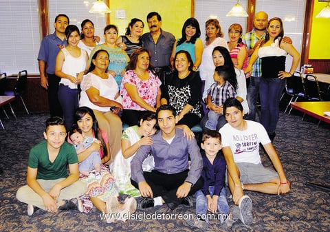 12102014 Una amena tarde disfrutaron las Familias: Nava Tejeda, Tejeda Mejía y Ramírez Maldonado junto a la Sra. Alicia Haros.