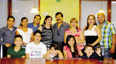 12102014 La festejada en compañía de su esposo, sus hijos Marisol Tejeda Haros, Jorge Arnulfo Tejeda Haros, Leticia Ramírez Maldonado y nietos.