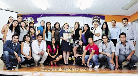 12102014 La doctora Gabriela García Licea recibió un merecido reconocimiento por su interesante conferencia.